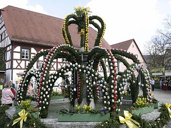 Der Osterbrunnen am Heiligenstadter Marktplatz Fotos: Löwisch