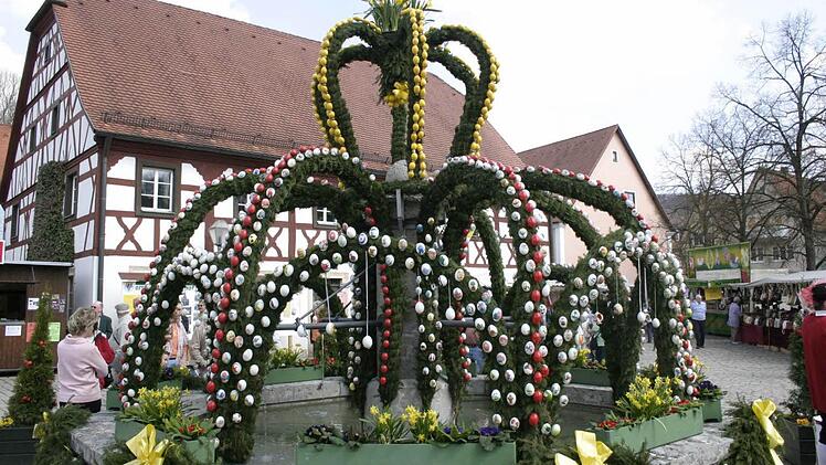 Der Osterbrunnen am Heiligenstadter Marktplatz Fotos: Löwisch