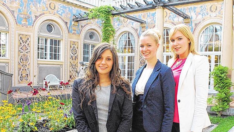 Sie haben es geschafft: Aileen Kempf, Franziska Müller und Monique Röder wollen Rosenkönigin werden. Die Entscheidung treffen die Gäste des Rosenballs in knapp zwei Wochen.  Foto: Ursula Lippold