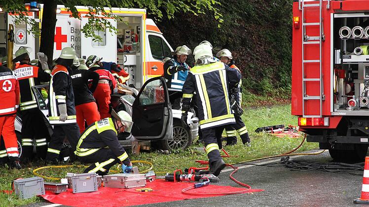 An einem Baum endete die Fahrt von Ebermannstadt in Richtung Drügendorf für eine Autofahrerin aus dem Landkreis Forchheim. Foto: Mathias Erlwein