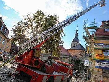 Mit der Drehleiter wurde am 14. August der Dachstuhlbrand am Kapitels-haus neben der Stephanskirche (Hintergrund) bekämpft. Fotos: RiegerPress/Archiv