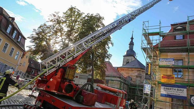Mit der Drehleiter wurde am 14. August der Dachstuhlbrand am Kapitels-haus neben der Stephanskirche (Hintergrund) bekämpft. Fotos: RiegerPress/Archiv