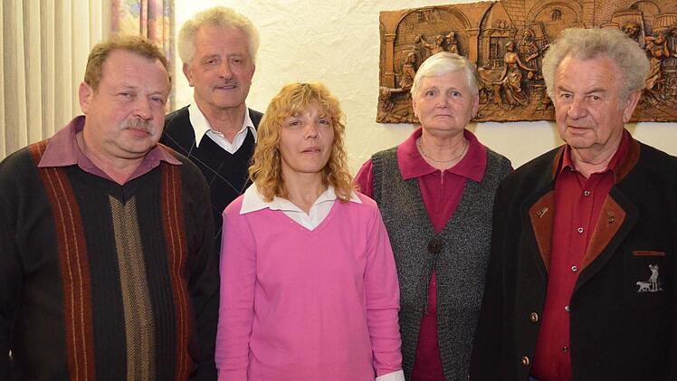 Für langjährige Mitgliedschaft beim Weinbauverein wurden geehrt: (v. l.) Klaus Röder (25 Jahre), Adolf Keller (40 Jahre), Erika Röder (25.), Klothilde Brand (25.) und Werner Schaub (40). Foto: Lomb