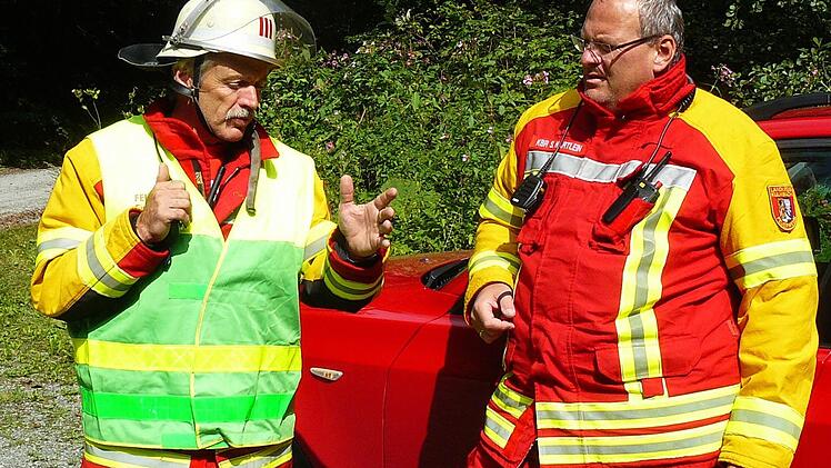 Lagebesprechung: Einsatzleiter Kreisbrandinspektor Horst Tempel (links) und Kreisbrandrat Stefan Härtlein. Foto: Klaus-Peter Wulf