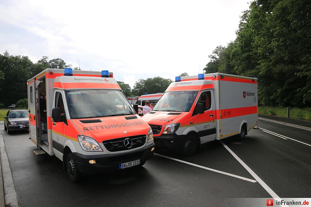 Unfall bei Ebrach: Mit Kindern besetzter Reisebus rutscht in Straßengraben