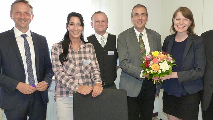 Als Vorreiter der häuslichen Alten- und Krankenpflege bezeichnete MdB Emmi Zeulner die Sozialstation Mainleus. Im Bild (von links) Bürgermeister Robert Bosch, Pamela Wiesmann und Christopher Heybach von der Pflegedienstleitung, Pfarrer Michael Schäfer, Zeulner und den Zweiten Vorsitzenden des Diakonievereins, Dieter Adam.  Foto: Werner Reißaus