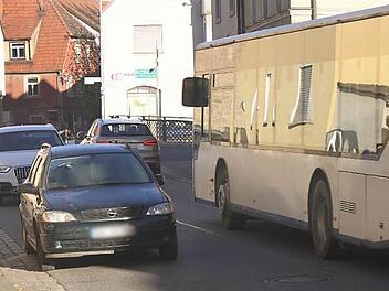 Brennpunkt Bamberger Straße: Dort wird es eng wegen der auf der Fahrbahn geparkten Autos (was erlaubt ist). Als unser Bild entstanden ist, stand dort nur ein Auto (links im Vordergrund). Die Fahrerin des weißen Autos musste dahinter warten, um den anderen Audi und den Bus passieren zu lassen. Gefährlich ist es, wenn mehrere Autos auf der Straße parken. Dann wird die Vorbeifahrt zu einem Glücksspiel.  Foto: Klaus Schmitt