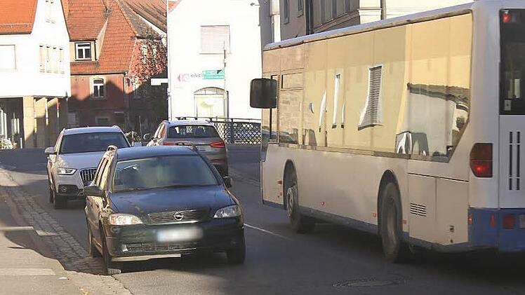Brennpunkt Bamberger Straße: Dort wird es eng wegen der auf der Fahrbahn geparkten Autos (was erlaubt ist). Als unser Bild entstanden ist, stand dort nur ein Auto (links im Vordergrund). Die Fahrerin des weißen Autos musste dahinter warten, um den anderen Audi und den Bus passieren zu lassen. Gefährlich ist es, wenn mehrere Autos auf der Straße parken. Dann wird die Vorbeifahrt zu einem Glücksspiel.  Foto: Klaus Schmitt