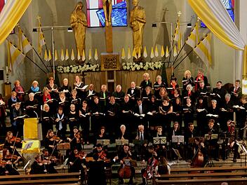 Der große Chor der Kantorei Haßberge gestaltete mit dem Symphonischen Orchester Würzburg und drei Solisten  das Konzert in Eltmann.
