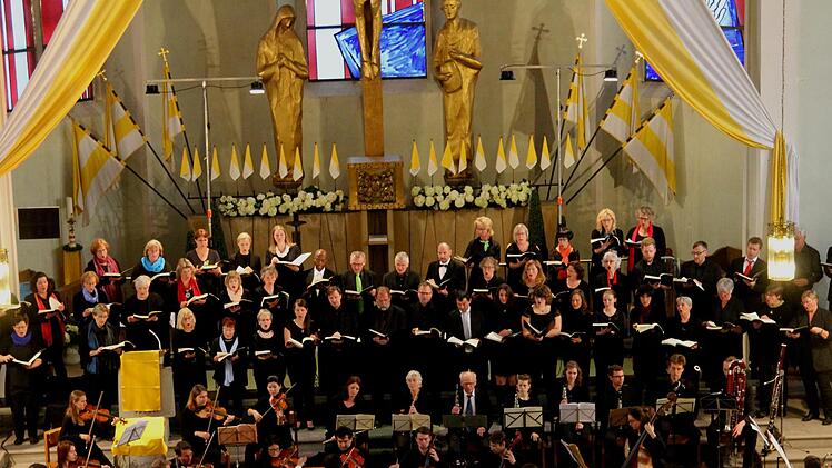 Der große Chor der Kantorei Haßberge gestaltete mit dem Symphonischen Orchester Würzburg und drei Solisten  das Konzert in Eltmann.