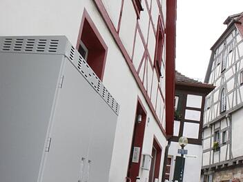 Wie ist der Verteilerkasten in der Martinstraße mit den Denkmalschutz-Auflagen vereinbar, fragt die Eigentümerin des Hauses Nummer 10 und fordert die Beseitigung des Kastens.  Foto: Ekkehard Roepert