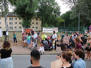 Mehr als 120 Menschen hielten Mahnwache vor dem umbenannten Ankerzentrum in Bamberg. Foto: Sebastian Schanz