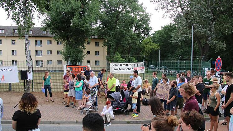 Mehr als 120 Menschen hielten Mahnwache vor dem umbenannten Ankerzentrum in Bamberg. Foto: Sebastian Schanz