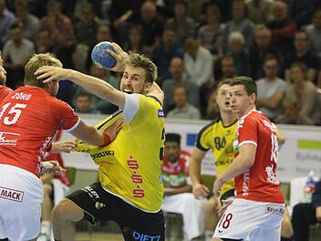 Tobias Varvne (mit Ball) stand erstmals nach seiner Verletzung wieder in der HSC-Startformation.  Foto: Iris Bilek