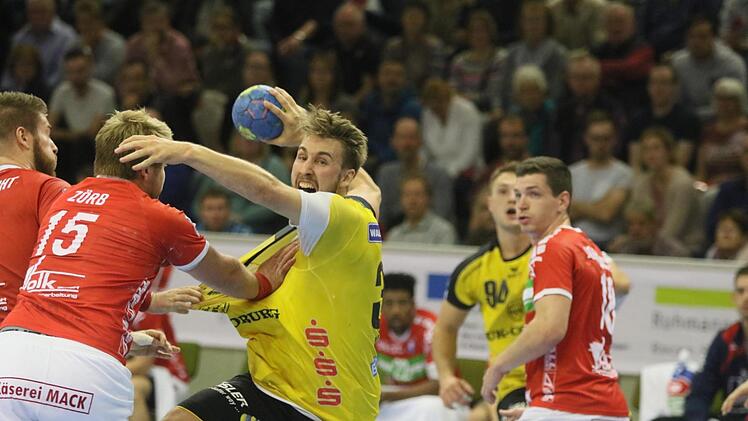 Tobias Varvne (mit Ball) stand erstmals nach seiner Verletzung wieder in der HSC-Startformation.  Foto: Iris Bilek