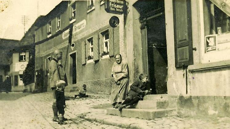 Hinten die Glass'sche Brauerei, vorne ein Friseur, davor Pflaster. Die Aufnahme aus dem Familienbesitz von Helmut Glaß ist nicht datiert.