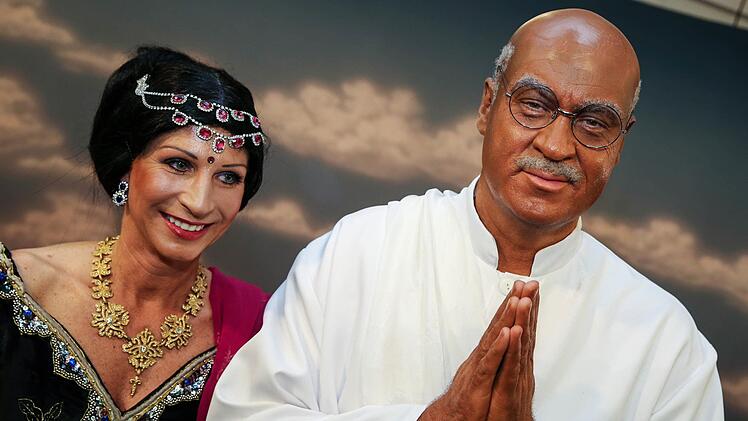 Söder als Mahatma Gandhi mit Frau Karin als Inderin. Foto: David Ebender/dpa