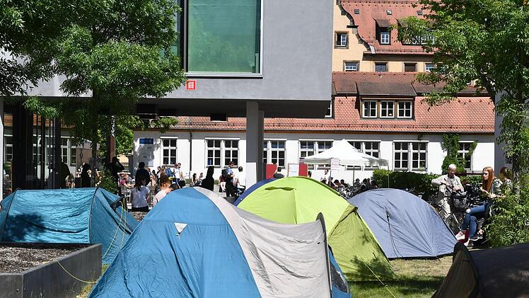 Müssen Wohnungssuchende tatsächlich bald im Zelt schlafen, wie es eine Protestaktion von Studenten im Mai 2018 nahe legte?  Ronald Rinklef