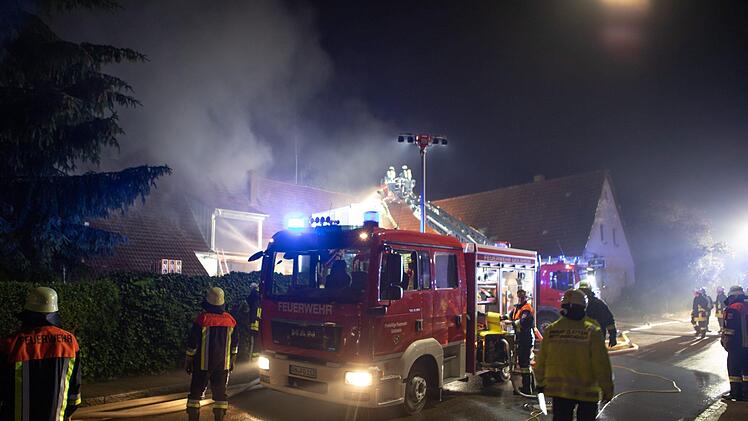 Bei einem Feuer am Montagabend waren hunderte Feuerwehrmänner im Einsatz. Foto NEWS5/Goppelt