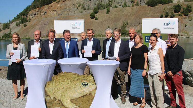 Die Firma Hartsteinwerke Schicker unterzeichnete als erstes oberfränkisches Unternehmen den Vertrag für das Amphibienprojekt "Natur auf Zeit"). Im Bild (von links) Gesellschafterin Patricia Schicker, LBV-Vorsitzender Norbert Schäffer, Umweltminister Thorsten Glauber, Landrat Klaus Peter Söllner, Andreas Grundmeier vom Bergamt Nordbayern, Manfred Löbel von der Regierung von Oberfranken, Gesellschafter Michael Schicker, die Geschäftsführer Bernhard Leutheußer und  Michael Weidemann, Hedwig Frie...