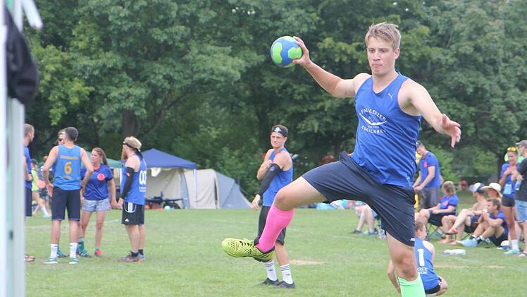 Ein Egelsamer Faulenzer beim Handball. Die Eggolsheimer belegten Platz 7. Fotos: Jann Weckel