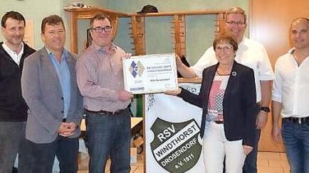 Ehrung Goldene Raute (v.l.): Kreisvorsitzender der Bayerische Sportjugend Udo Schoberth, BLSV-Kreisvorsitzender Carsten Joneitis, Kreisehrenamtsbeauftragter Stefan Schmitt, Vereinsehrenamtsbeauftragte Beate Angele, Erster Vorsitzender Christian Hansel, Zweiter Vorsitzender Marco Dremel