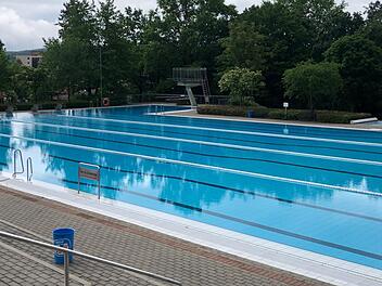 Statt acht Bahnen wird es erst einmal nur vier geben. Der Mindestabstand muss auch im Becken gewahrt bleiben. Fotos: Stefanie Gleixner