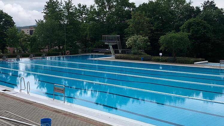 Statt acht Bahnen wird es erst einmal nur vier geben. Der Mindestabstand muss auch im Becken gewahrt bleiben. Fotos: Stefanie Gleixner