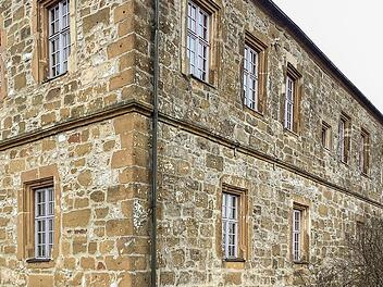 Fassade des Westbaus der Giechburg: Hier besteht dringender Handlungsbedarf.  Foto: Landratsamt Bamberg