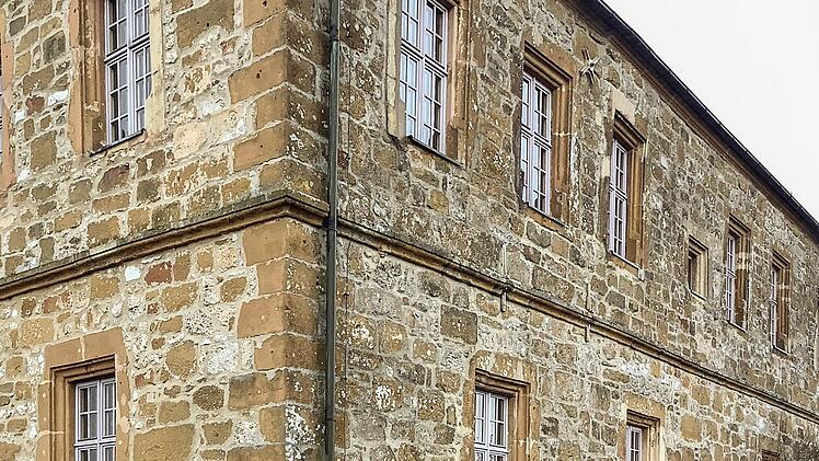 Fassade des Westbaus der Giechburg: Hier besteht dringender Handlungsbedarf.  Foto: Landratsamt Bamberg
