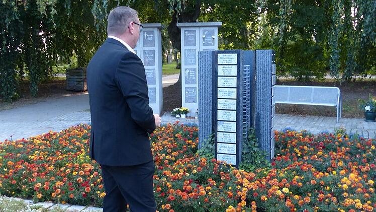 Herbert Fuchs vor dem Blumenbeet der teilanonymen Bestattungen und den Urnenstelen Foto: Pauline Lindner