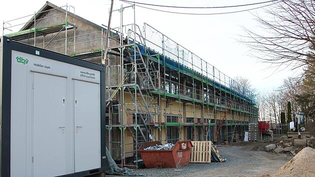 Exakt 2.222.222 Euro sieht der  Pressecker Haushalt f&uuml;r die weitere Sanierung des Schulhauses vor. Mit den Arbeiten wird begonnen, sobald die Einrichtung f&uuml;r die Kleinkinderbetreuung im Tiefgeschoss fertiggestellt  ist.  Foto: Klaus Klaschka