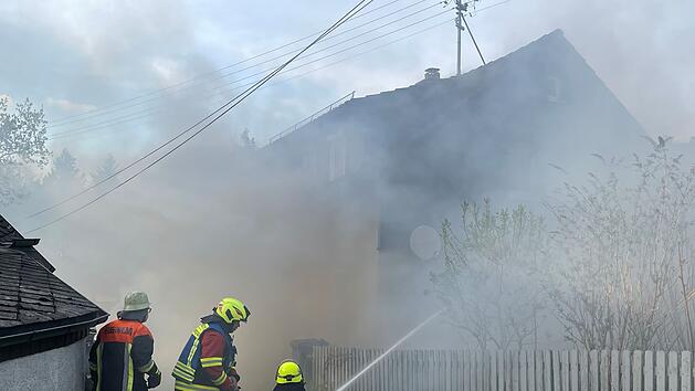 Wohnhaus steht in Brand