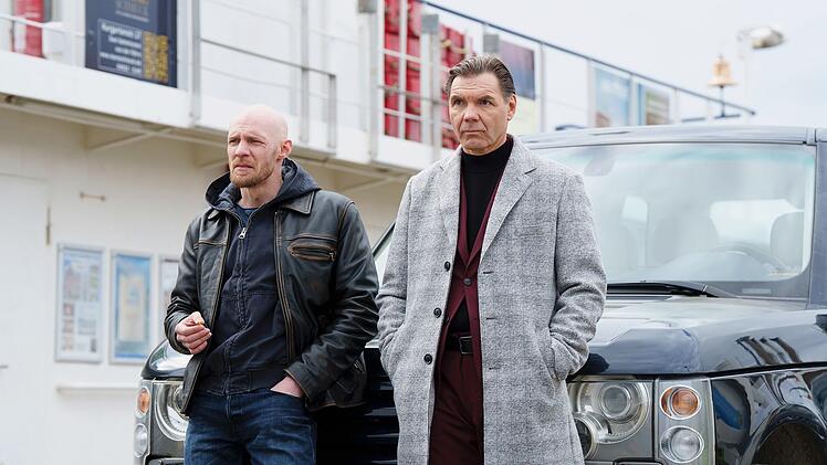 Achtung, Gangster an Bord! Die Mafiosi Budde (Robin Bongarts, links) und Soroka (Max Hopp) nehmen mit der F&auml;hre Kurs auf das idyllische Schwanitz.