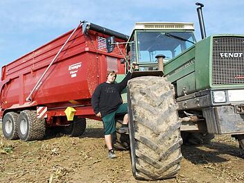 Landwirtschaft  XXL: Franz-Josef Saal steuert den Fendt-Favorit-Traktor, dessen 150 PS  den 30 Tonnen schweren Ladewagen mühelos ziehen.