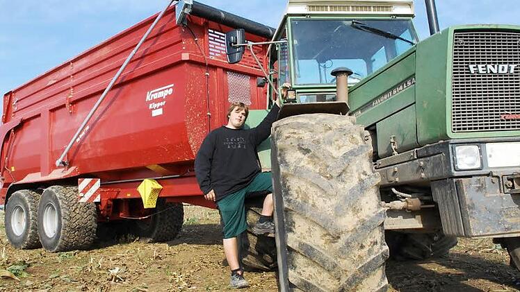 Landwirtschaft  XXL: Franz-Josef Saal steuert den Fendt-Favorit-Traktor, dessen 150 PS  den 30 Tonnen schweren Ladewagen mühelos ziehen.