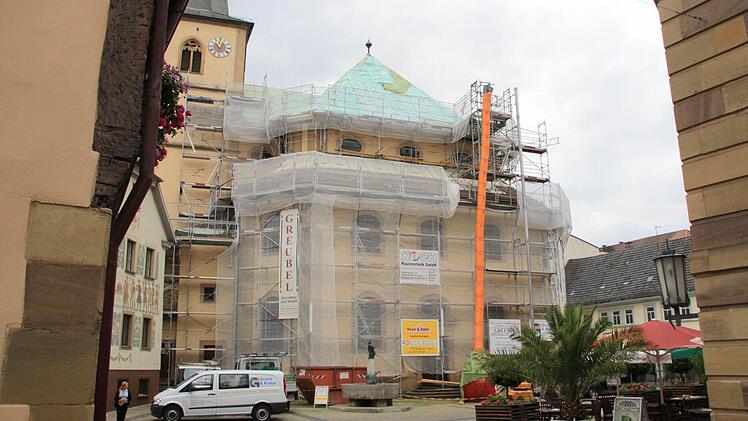 Die Jakobuskirche bleibt auch beim Rakoczy-Fest eingerüstet, die Container sollen allerdings möglichst platzsparend gestellt werden.Fotos: Ralf Ruppert