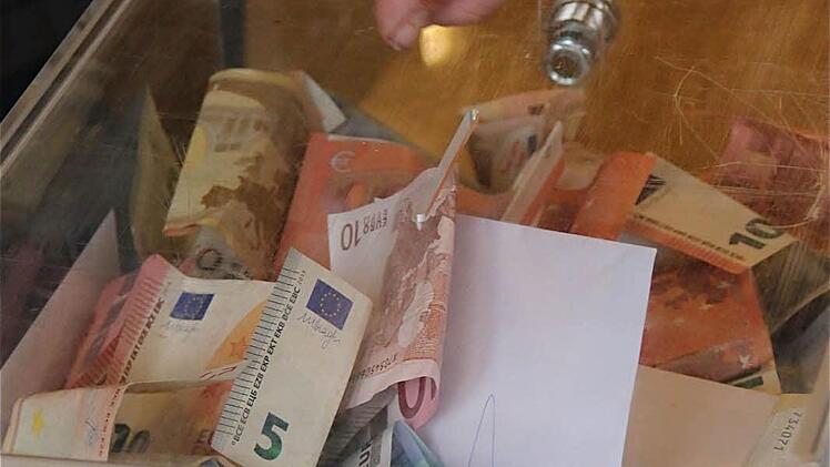 Oftmals brachten sie Spender auch einen Geldschein zur Typisierung mit. Foto: Gerd Schaar