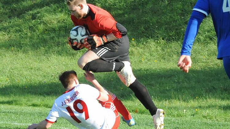 Den Ball sicher und offensichtlich auch flink auf den Beinen: Keeper Ardian Mataj und seine Kompagnons vom TSV Münnerstadt II haben in 19 Spielen erst 25 Gegentore kassiert - wie der SV Niederlauer auch. Foto: Hopf