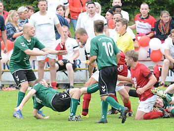 Nach einer unglücklichen Situation kam es zum Spielende zu einer tumultartigen Rudelbildung, die noch zwei Rote Karten zur Folge hatte. Foto: ssp