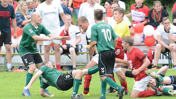 Nach einer unglücklichen Situation kam es zum Spielende zu einer tumultartigen Rudelbildung, die noch zwei Rote Karten zur Folge hatte. Foto: ssp