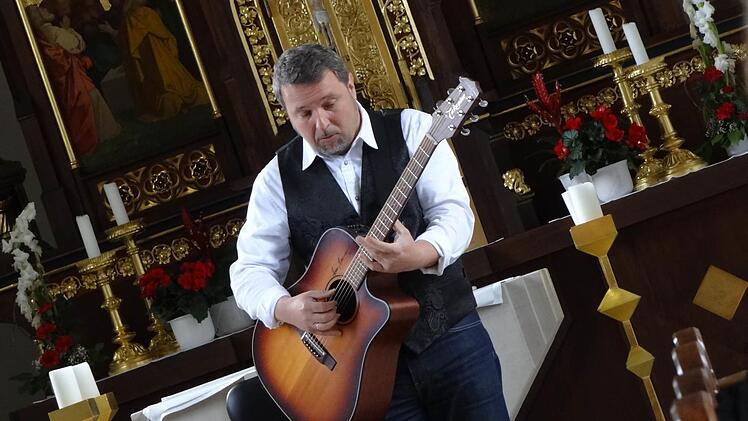 Einfühlsam modern: Philipp Arnold trat am Sonntag mit seiner Gitarre in der Jesserndorfer Kirche auf.