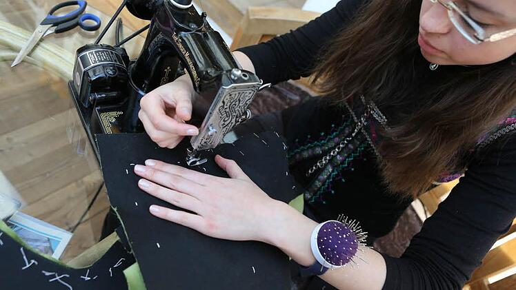 Bis zu 25 Stunden sitzt Rosalie Postatny an der Nähmaschine, um eine Trachtenweste zu schneidern.