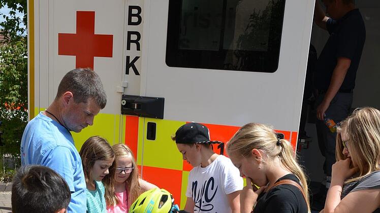 Vor allem die Kinder wollten an der Beatmungspuppe üben. Foto: Björn Hein