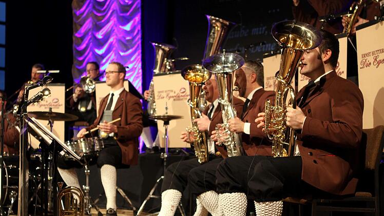 "Egerländer Musikanten - Das Original" war zu Gast in der Nordhalbener Nordwaldhalle und erfreute dabei die Zuhörer mit einen bunt gemixten Programm.