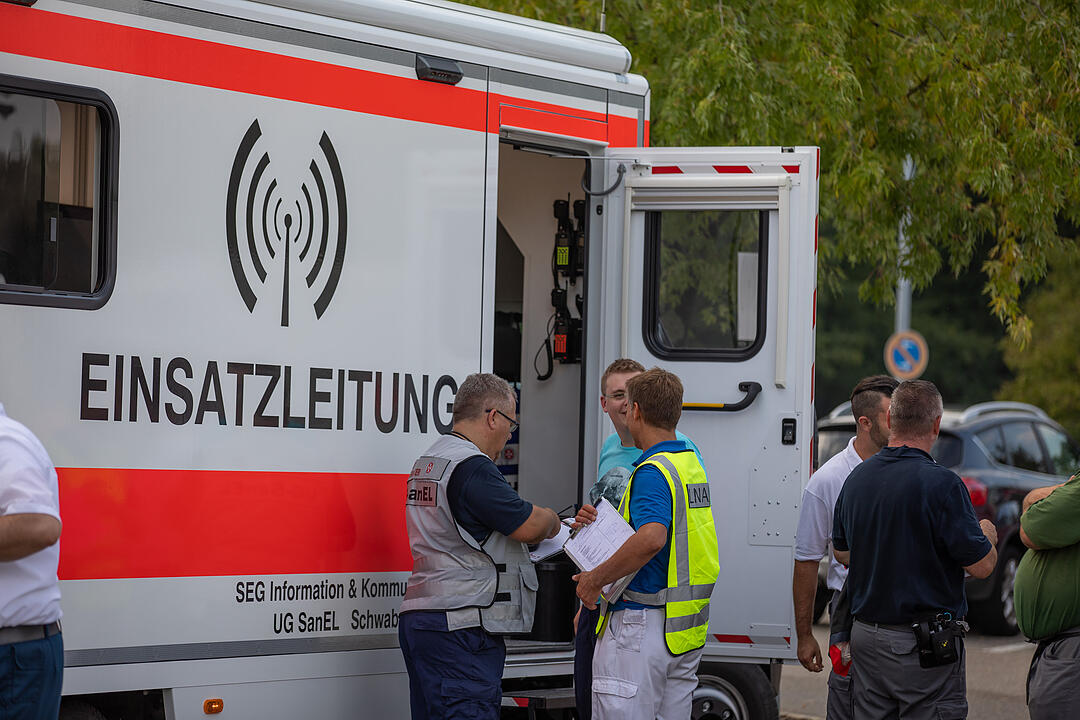 In der Nähe von Roth: Baum stürzt auf Gleise - Zugverbindung lahm gelegt