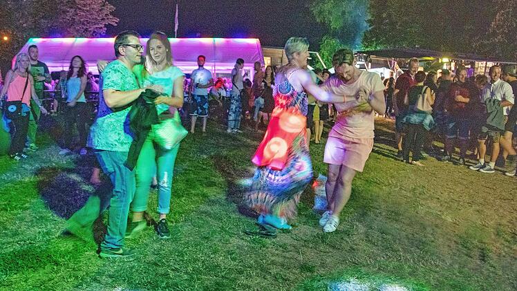 Während bunte Lichter über die Fläche am See tanzten, zog die legendäre Beachparty alle in ihren Bann.