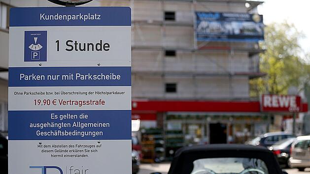 Auf diesem Supermarktparkplatz werden Strafzettel an alle Autofahrer ohne Parkscheibe verteilt. Kann man den Knöllchen mit einer elektronischen Parkscheibe entgehen? Symbolfoto: Oliver Berg/dpa