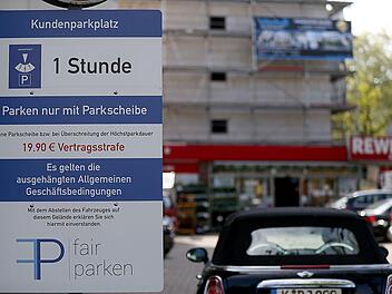 Auf diesem Supermarktparkplatz werden Strafzettel an alle Autofahrer ohne Parkscheibe verteilt. Kann man den Knöllchen mit einer elektronischen Parkscheibe entgehen? Symbolfoto: Oliver Berg/dpa