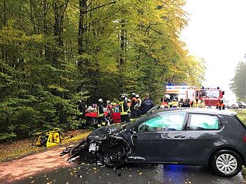 Zu einem Unfall mit drei schwer verletzten Personen und einen Schaden von circa 25.000 Euro kam es am Dienstagvormittag auf der Staatsstraße St 2290. Foto: Alexander Marx